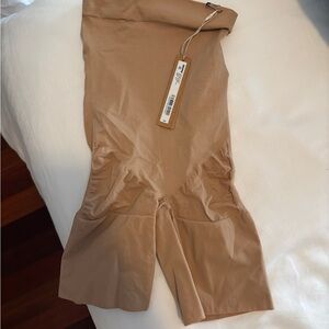 SKIMS Everyday Sculpt Mid Thigh Short
